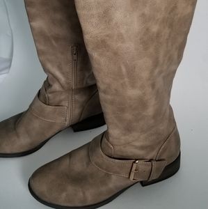 Tan/brown boots